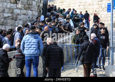 Jerusalem, Israel. 09th Feb, 2024. Members of the Israeli security forces seen as Muslim worshippers wait at a checkpoint near Lion's Gate to enter the Al-Aqsa Mosque compound before the Friday noon prayers in Jerusalem amid the ongoing battles between Israel and the Palestinian group Hamas. Israeli forces take security measures as the Palestinians perform Friday prayers on a street at Ras Al-Amud neighborhood in Jerusalem. Credit: SOPA Images Limited/Alamy Live News Stock Photo