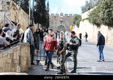 Jerusalem, Israel. 09th Feb, 2024. Members of the Israeli security forces seen as Muslim worshippers wait at a checkpoint near Lion's Gate to enter the Al-Aqsa Mosque compound before the Friday noon prayers in Jerusalem amid the ongoing battles between Israel and the Palestinian group Hamas. Israeli forces take security measures as the Palestinians perform Friday prayers on a street at Ras Al-Amud neighborhood in Jerusalem. Credit: SOPA Images Limited/Alamy Live News Stock Photo