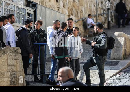 Jerusalem, Israel. 09th Feb, 2024. A members of the Israeli security forces seen talking to the Muslim worshippers at the checkpoint near Lion's Gate to enter the Al-Aqsa Mosque compound before the Friday noon prayers in Jerusalem amid the ongoing battles between Israel and the Palestinian group Hamas. Israeli forces take security measures as the Palestinians perform Friday prayers on a street at Ras Al-Amud neighborhood in Jerusalem. Credit: SOPA Images Limited/Alamy Live News Stock Photo