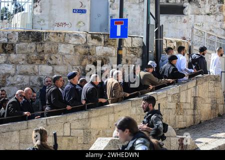 Jerusalem, Israel. 09th Feb, 2024. Members of the Israeli security forces seen as Muslim worshippers wait at a checkpoint near Lion's Gate to enter the Al-Aqsa Mosque compound before the Friday noon prayers in Jerusalem amid the ongoing battles between Israel and the Palestinian group Hamas. Israeli forces take security measures as the Palestinians perform Friday prayers on a street at Ras Al-Amud neighborhood in Jerusalem. (Photo by Saeed Qaq/SOPA Images/Sipa USA) Credit: Sipa USA/Alamy Live News Stock Photo