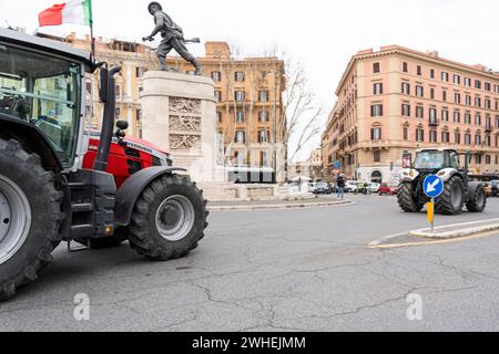 Rome, Italy. 09th Feb, 2024. View of the Italian farmer's tractor passing through the streets of Rome. Hundreds of tractors gathered outside Rome driven by farmers as part of a European wave of protests against the cutting of their produce by cheaper imports from third countries, rising fuel costs and the impact of government measures. Credit: SOPA Images Limited/Alamy Live News Stock Photo