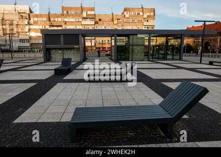'24.05.2019, Poland, Lower Silesia, Wroclaw - Sun loungers on Plac Nowy Targ in the city center, behind a new building in the evening sun. 00A190524D0 Stock Photo