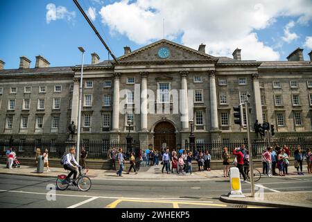 '11.07.2019, Ireland, County Dublin, Dublin - Entrance to Trinity College 1592, west front 1751 (College Green). 00A190711D386CAROEX.JPG [MODEL RELEAS Stock Photo