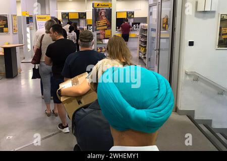 '19.07.2023, Germany, Berlin, Berlin - Queue at a Postbank branch. 00S230719D134CAROEX.JPG [MODEL RELEASE: NO, PROPERTY RELEASE: NO (c) caro images / Stock Photo