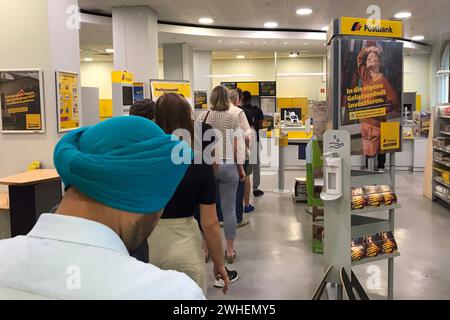 '19.07.2023, Germany, Berlin, Berlin - Queue at a Postbank branch. 00S230719D136CAROEX.JPG [MODEL RELEASE: NO, PROPERTY RELEASE: NO (c) caro images / Stock Photo