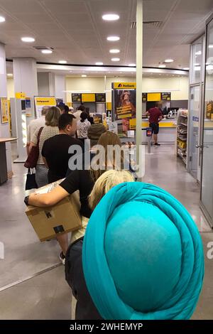 '19.07.2023, Germany, Berlin, Berlin - Queue at a Postbank branch. 00S230719D135CAROEX.JPG [MODEL RELEASE: NO, PROPERTY RELEASE: NO (c) caro images / Stock Photo