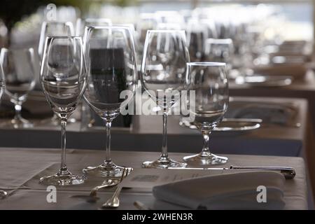 "02.09.2023, Germany, Baden-Wuerttemberg, Iffezheim - Champagne and wine glasses on a laid table. 00S230902D394CAROEX.JPG [MODEL RELEASE: NOT Applicab Stock Photo