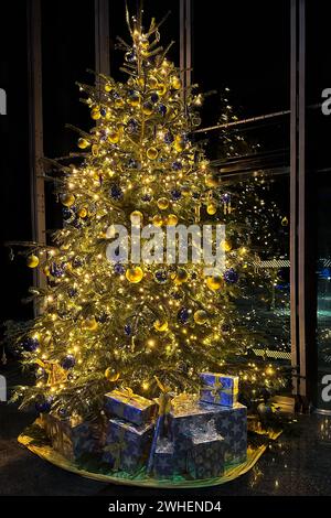 "05.12.2023, Germany, Berlin, Berlin - Presents lie under a festively decorated Christmas tree. 00S231205D182CAROEX.JPG [MODEL RELEASE: NOT Applicable Stock Photo