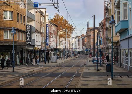 30.11.2023, Duisburg, Nordrhein-Westfalen, Deutschland - Duisburg Marxloh, wenige Menschen unterwegs im Stadtteil-Zentrum, in der Kaiser-Wilhelm-Stras Stock Photo