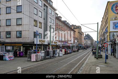 30.11.2023, Duisburg, Nordrhein-Westfalen, Deutschland - Duisburg Marxloh, wenige Menschen unterwegs im Stadtteil-Zentrum, in der Kaiser-Friedrich-Str Stock Photo