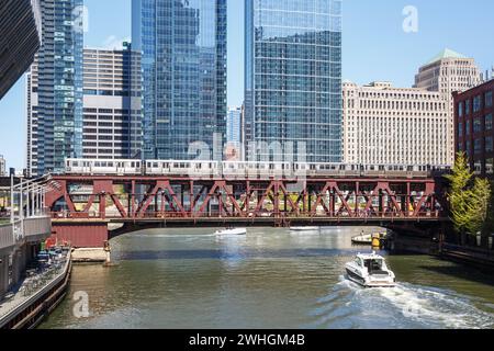 Chicago L Elevated Hochbahn Metro Bahn auf einer Brücke ÖPNV Nahverkehr in Chicago, USA Chicago, USA - 3. Mai 2023: Chicago L Elevated Hochbahn Metro Bahn auf einer Brücke ÖPNV Nahverkehr in Chicago, USA. *** Chicago L Elevated elevated metro train on a bridge Public transportation in Chicago, USA Chicago, USA 3 May 2023 Chicago L Elevated elevated metro train on a bridge Public transportation in Chicago, USA Stock Photo