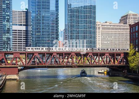 Chicago L Elevated Hochbahn Metro Bahn auf einer Brücke ÖPNV Nahverkehr in Chicago, USA Chicago, USA - 3. Mai 2023: Chicago L Elevated Hochbahn Metro Bahn auf einer Brücke ÖPNV Nahverkehr in Chicago, USA. *** Chicago L Elevated elevated metro train on a bridge Public transportation in Chicago, USA Chicago, USA 3 May 2023 Chicago L Elevated elevated metro train on a bridge Public transportation in Chicago, USA Stock Photo