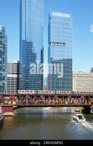 Chicago L Elevated Hochbahn Metro Bahn auf einer Brücke ÖPNV Nahverkehr Hochformat in Chicago, USA Chicago, USA - 3. Mai 2023: Chicago L Elevated Hochbahn Metro Bahn auf einer Brücke ÖPNV Nahverkehr Hochformat in Chicago, USA. *** Chicago L Elevated elevated metro train on a bridge public transportation portrait format in Chicago, USA Chicago, USA 3 May 2023 Chicago L Elevated elevated metro train on a bridge public transportation portrait format in Chicago, USA Stock Photo