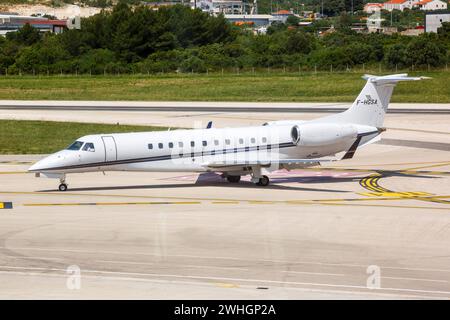 VallJet Embraer Legacy 600 Flugzeug Flughafen Split in Kroatien Split, Kroatien - 29. Mai 2023: Ein Embraer 505 Phenom 300 Flugzeug der VallJet mit dem Kennzeichen F-HGSA auf dem Flughafen Split SPU in Kroatien. *** VallJet Embraer Legacy 600 aircraft Split Airport in Croatia Split, Croatia 29 May 2023 An Embraer 505 Phenom 300 aircraft of VallJet with the license plate F HGSA at Split SPU Airport in Croatia Stock Photo