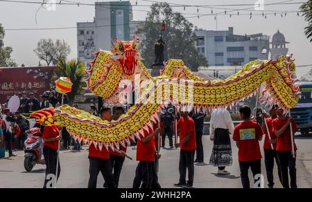 Chinese artists perform dragon dance during Lunar New Year celebrations ...
