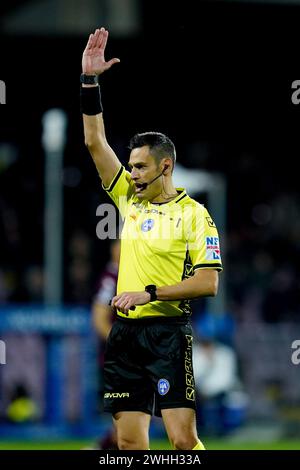 Salerno, Italy. 09th Feb, 2024. Referee Maurizio Mariani gestures during the Serie A match between US Salernitana and Empoli FC at Stadio Arechi on February 9, 2024 in Salerno, Italy. Credit: Giuseppe Maffia/Alamy Live News Stock Photo