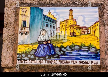 Baldosas tipicas fijadas en la pared con escenas de la vida de Catalina Thomas la primera santa mallorquina Stock Photo