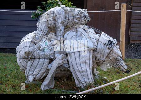 Escultura de oso hecha con envases Stock Photo