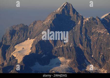 Klimawandel: Imposanter Berggipfel mit schmelzendem Gletscher in den Berner Alpen | GLobal clima change: Bernese swiss mountain peak with melting glac Stock Photo