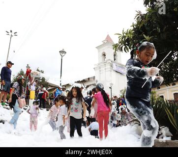 UIO-CARNAVAL-PLAZA-SAN-BLAS Quito, sabado 10 de febrero del 2024 Con Bandas de Paz, bailes tradicionales, canon de espuma, ninos, jovenes y adultos, festejan el feriado de carnaval, en la Plaza de San Blas, Centro Historico. Fotos:Rolando Enriquez/API Quito Pichincha Ecuador ACE-UIO-CARNAVAL-PLAZA-SAN-BLAS-d284d3baf470959ebe50f414538c732e *** UIO CARNAVAL PLAZA SAN BLAS Quito, Saturday February 10, 2024 With bands of peace, traditional dances, foam canon, children, youth and adults, celebrate the carnival holiday in the Plaza de San Blas, Centro Historico Photos Rolando Enriquez API Quito Pich Stock Photo