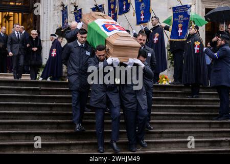 Turin, Italy. 10 February 2024. Pallbearers carry the coffin of Vittorio Emanuele of Savoy following his funeral ceremony at the Turin Cathedral as Marina Doria of Savoy and Emanuele Filiberto of Savoy walks in the background. Vittorio Emanuele of Savoy was the son of Umberto II of Savoy, the last king of Italy, and he died in Geneva on February 3, 2024. Credit: Nicolò Campo/Alamy Live News Stock Photo