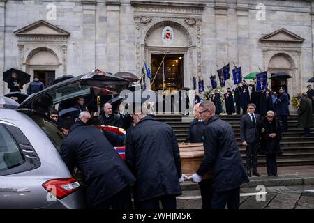 Turin, Italy. 10 February 2024. Pallbearers carry the coffin of Vittorio Emanuele of Savoy following his funeral ceremony at the Turin Cathedral as Marina Doria of Savoy and Emanuele Filiberto of Savoy stand in the background. Vittorio Emanuele of Savoy was the son of Umberto II of Savoy, the last king of Italy, and he died in Geneva on February 3, 2024. Credit: Nicolò Campo/Alamy Live News Stock Photo