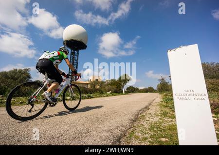 Ciclistas en la cima de la montaÃ±a de Randa Stock Photo