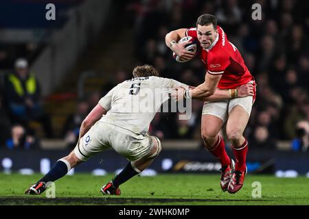 George North of Wales evades the tackle of Ollie Chessum of England during the 2024 Guinness 6 Nations match England vs Wales at Twickenham Stadium, Twickenham, United Kingdom, 10th February 2024  (Photo by Craig Thomas/News Images) Stock Photo