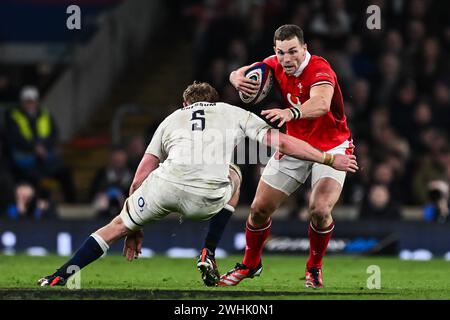 George North of Wales evades the tackle of Ollie Chessum of England during the 2024 Guinness 6 Nations match England vs Wales at Twickenham Stadium, Twickenham, United Kingdom, 10th February 2024  (Photo by Craig Thomas/News Images) Stock Photo