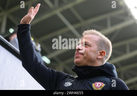 Dresden, Germany. 10th Feb, 2024. Soccer: 3rd division, SG Dynamo Dresden - VfB Lübeck, matchday 25, Rudolf-Harbig-Stadion. Dynamo coach Markus Anfang waves to the fans. Credit: Robert Michael/dpa/Alamy Live News Stock Photo