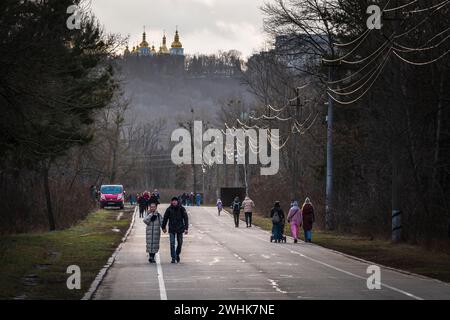 2024-02-04 Kyiv, Ukraine. Pedestrians in the popular Kyiv park on Truhaniv island. Stock Photo