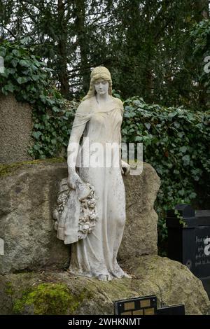 Female figure, mourning figure, grave, Zehlendorf cemetery, Onkel-Tom-Strasse, Zehlendorf, Berlin, Germany Stock Photo