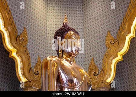 Closeup of golden Buddha statue, Wat Traimit (Temple of the Golden Buddha). Made of 18 karat gold, it is 3 meters (nearly 10 feet) tall, and weighs 5. Stock Photo
