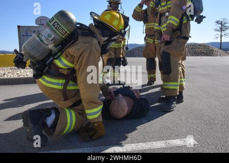 Members of the 117th Air Refueling Wing Fire Department practice fire fighting and victim rescue from multiple scenarios at Sumpter Smith Joint National Guard Base, Alabama, Feb. 13, 2022. The team practiced fire suppression and rescue from a vehicle and from a simulated structure. (U.S. Air National Guard photo by Senior Airman Nicholas Faddis.) Stock Photo