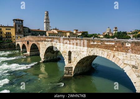 Puente de piedra sobre el rio Adige Stock Photo