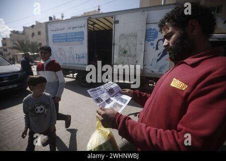 Warning leaflets are dropped by Israeli forces over Rafah in the southern Gaza Strip on February 10, 2024. Photo by Bashar Taleb apaimages Rafah Gaza Strip Palestinian Territory 100224 Rafah BT 1 0015 Copyright: xapaimagesxBasharxTalebxapaimagesx Stock Photo