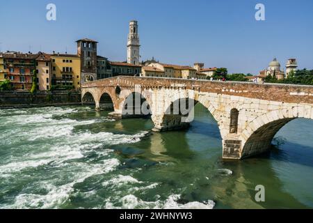 Puente de piedra sobre el rio Adige Stock Photo
