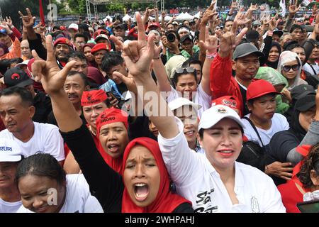 Solo, Central Java, INDONESIA. 10th Feb, 2024. A crowd of supporters enthusiastically attend the campaign of candidate number 3 Ganjar Pranowo-Mahfud in the Vastenburg Fort area. Solo, Central Java, on 10 February 2024. The Ganjar-Mahfud National Winning Team revealed that the grand campaign was titled ''Hajatan Rakyat Bukan Konglomerat'' and was the last campaign before entering the election date on 14 February 2024. (Credit Image: © Dasril Roszandi/ZUMA Press Wire) EDITORIAL USAGE ONLY! Not for Commercial USAGE! Stock Photo