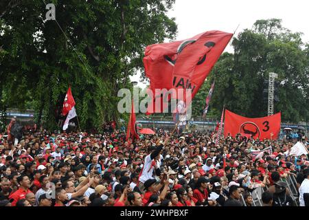 Solo, Central Java, INDONESIA. 10th Feb, 2024. A crowd of supporters enthusiastically attend the campaign of candidate number 3 Ganjar Pranowo-Mahfud in the Vastenburg Fort area. Solo, Central Java, on 10 February 2024. The Ganjar-Mahfud National Winning Team revealed that the grand campaign was titled ''Hajatan Rakyat Bukan Konglomerat'' and was the last campaign before entering the election date on 14 February 2024. (Credit Image: © Dasril Roszandi/ZUMA Press Wire) EDITORIAL USAGE ONLY! Not for Commercial USAGE! Stock Photo