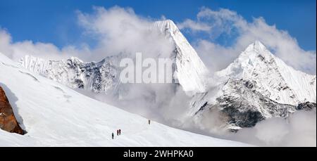 Great himalayan range and hikers on glacier, Himalayas mountains, Everest area, Nepal Stock Photo