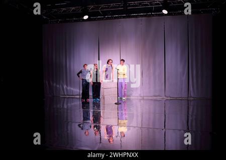 Vincent Heppner, Ilona Raytman, Salome Kießling und Andrej von Sallwitz, v.l., während der Fotoprobe für das Stück Streiten im Theater an der Parkaue in Berlin, 10. Februar 2024. // Stück und Regie Marie Jordan und Romy Weyrauch. Bühne Hanna Naske. Kostüme Lina Mayer. Premiere ist am 14. Februar 2024. Theater an der Parkaue Berlin Streiten *** Vincent Heppner, Ilona Raytman, Salome Kießling and Andrej von Sallwitz, from left, during the photo rehearsal for the play Streiten at the Theater an der Parkaue in Berlin, 10 February 2024 Play and direction Marie Jordan and Romy Weyrauch Stage Hanna N Stock Photo