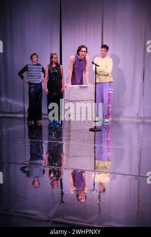 Vincent Heppner, Ilona Raytman, Salome Kießling und Andrej von Sallwitz, v.l., während der Fotoprobe für das Stück Streiten im Theater an der Parkaue in Berlin, 10. Februar 2024. // Stück und Regie Marie Jordan und Romy Weyrauch. Bühne Hanna Naske. Kostüme Lina Mayer. Premiere ist am 14. Februar 2024. Theater an der Parkaue Berlin Streiten *** Vincent Heppner, Ilona Raytman, Salome Kießling and Andrej von Sallwitz, from left, during the photo rehearsal for the play Streiten at the Theater an der Parkaue in Berlin, 10 February 2024 Play and direction Marie Jordan and Romy Weyrauch Stage Hanna N Stock Photo