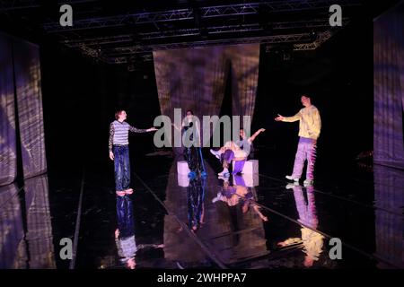 Vincent Heppner, Ilona Raytman, Salome Kießling und Andrej von Sallwitz, v.l., während der Fotoprobe für das Stück Streiten im Theater an der Parkaue in Berlin, 10. Februar 2024. // Stück und Regie Marie Jordan und Romy Weyrauch. Bühne Hanna Naske. Kostüme Lina Mayer. Premiere ist am 14. Februar 2024. Theater an der Parkaue Berlin Streiten *** Vincent Heppner, Ilona Raytman, Salome Kießling and Andrej von Sallwitz, from left, during the photo rehearsal for the play Streiten at the Theater an der Parkaue in Berlin, 10 February 2024 Play and direction Marie Jordan and Romy Weyrauch Stage Hanna N Stock Photo