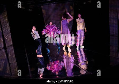 Vincent Heppner, Ilona Raytman, Salome Kießling und Andrej von Sallwitz, v.l., während der Fotoprobe für das Stück Streiten im Theater an der Parkaue in Berlin, 10. Februar 2024. // Stück und Regie Marie Jordan und Romy Weyrauch. Bühne Hanna Naske. Kostüme Lina Mayer. Premiere ist am 14. Februar 2024. Theater an der Parkaue Berlin Streiten *** Vincent Heppner, Ilona Raytman, Salome Kießling and Andrej von Sallwitz, from left, during the photo rehearsal for the play Streiten at the Theater an der Parkaue in Berlin, 10 February 2024 Play and direction Marie Jordan and Romy Weyrauch Stage Hanna N Stock Photo