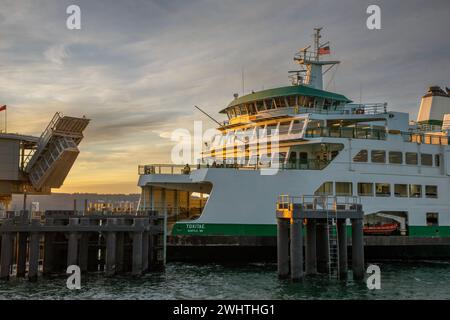 WA25043-00...WASHINGTON - A Washington State passenger and car ferry with a sunset arrival from Clinton at the Mukilteo dock. Stock Photo