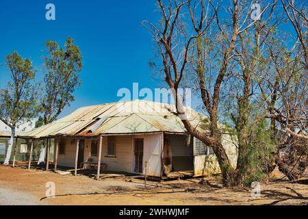 Abandoned old house, made of corrugated iron, in the Australian outback. Pindar, Western Australia Stock Photo