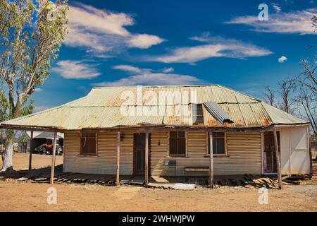 Abandoned old house, made of corrugated iron, in the Australian outback. Pindar, Western Australia Stock Photo