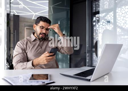 Arab man sitting at desk with message Stock Photo - Alamy