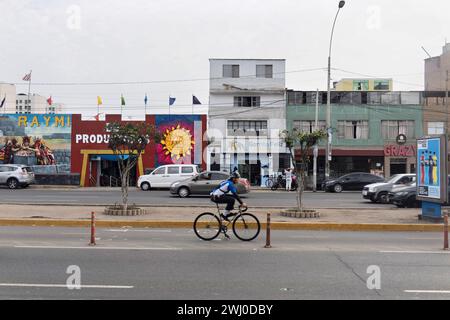 Ein Radweg in der Hauptstadt Lima Peru,09.02.2024 *** A cycle path in the capital Lima Peru ,09 02 2024 Stock Photo