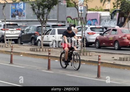 Ein Radweg in der Hauptstadt Lima Peru,09.02.2024 *** A cycle path in the capital Lima Peru ,09 02 2024 Stock Photo